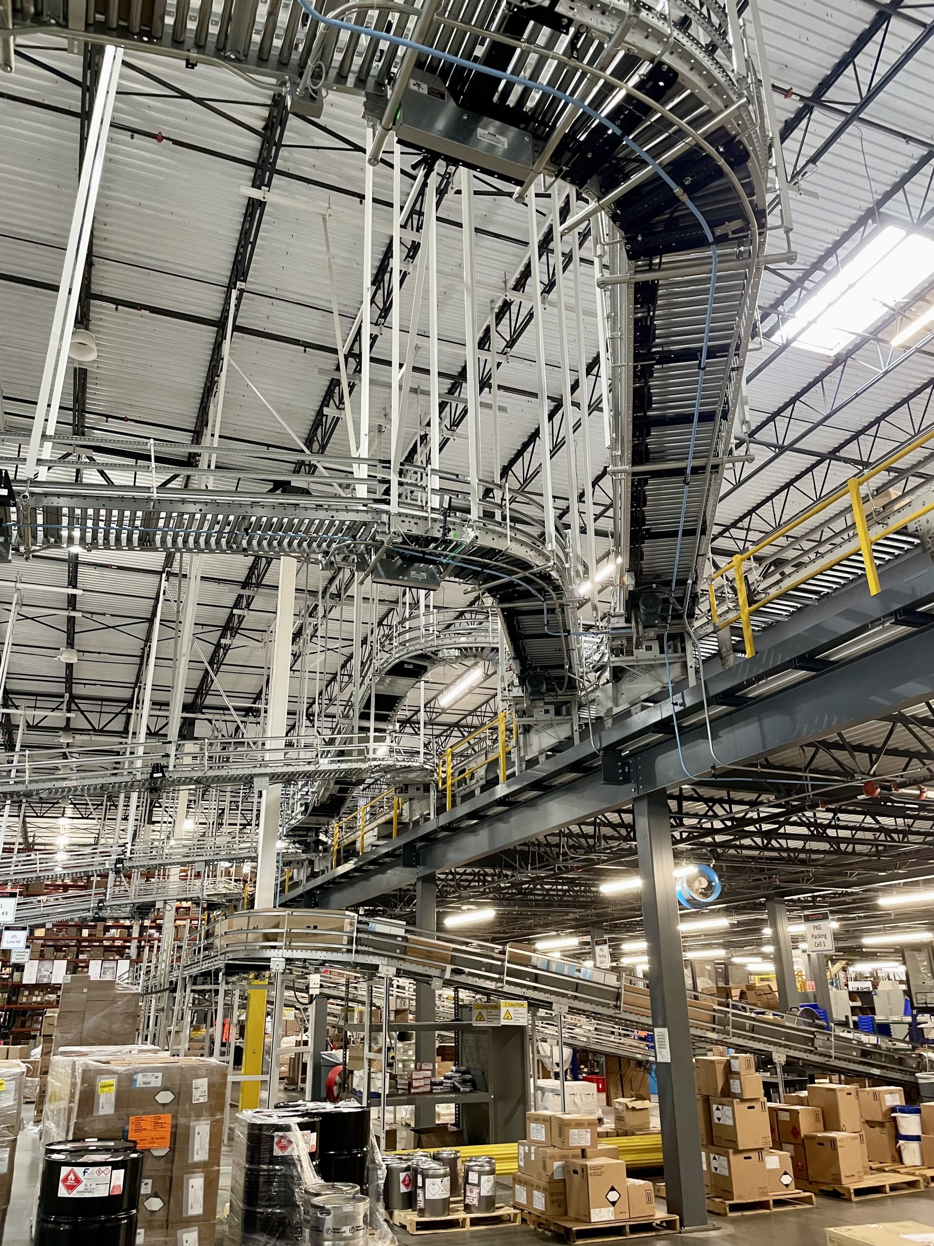Overhead conveyor in distribution center